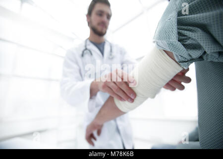 Immagine di sfondo.ortopedico la calma del suo paziente. Foto Stock