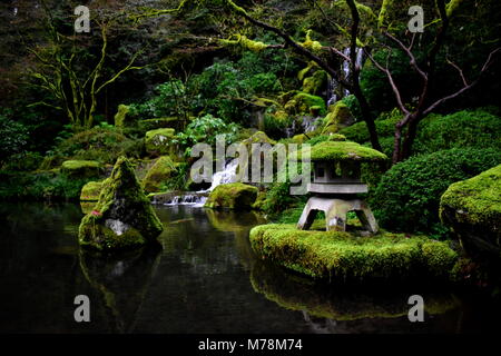 Cascata che scorre al Portland Zen giapponesi del laghetto in giardino Foto Stock