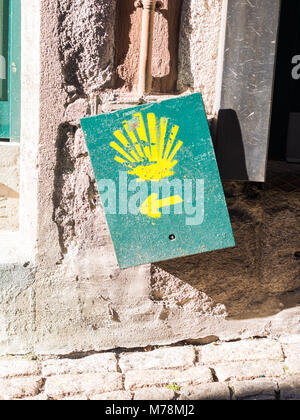 La scaloppina giallo shell firma del cammino di Santiago de Compostela in porto, in Saint James percorso del pellegrinaggio. Foto Stock