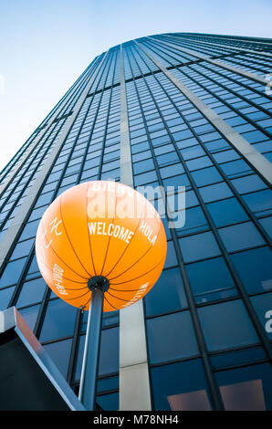 Parigi, Francia - 23 Aprile 2015: basso angolo vista della torre di Montparnasse di Parigi con un palloncino a forma di benvenuto multilingue sign in primo piano. Foto Stock