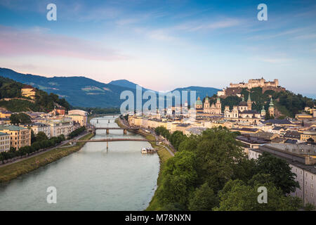 Vista del fiume Salzach e Castello Hohensalzburg sopra la città vecchia di Salisburgo, Austria, Europa Foto Stock