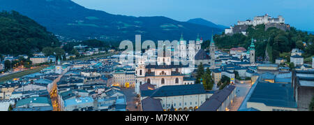 Vista del castello di Hohensalzburg sopra la città vecchia di Salisburgo, Austria, Europa Foto Stock