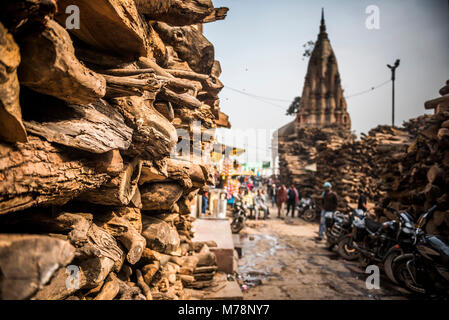 Il legno per la cremazione alla masterizzazione ghats, Varanasi, Uttar Pradesh, India, Asia Foto Stock