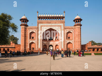 Grande Porta (Darwaza-ho rauza), l'ingresso principale al Taj Mahal, Sito Patrimonio Mondiale dell'UNESCO, Agra, Uttar Pradesh, India, Asia Foto Stock