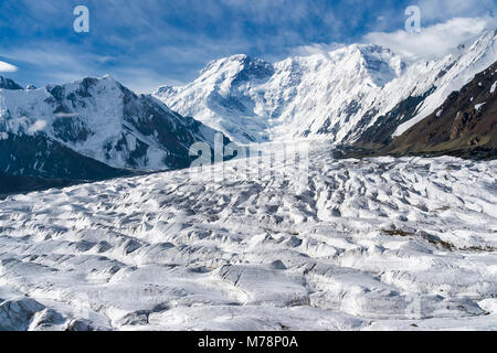 Vista sul centro di Tian Shan Mountain Range, la frontiera del Kirghizistan e Cina, Kirghizistan, Asia Centrale, Asia Foto Stock