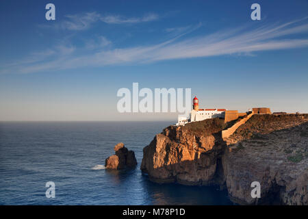 Faro di Cabo de Sao Vicente a sunrise, Sagres Algarve, Europa Foto Stock