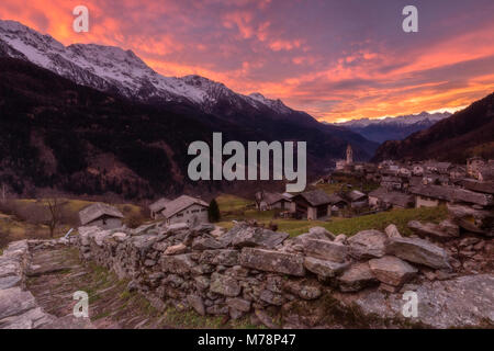 Fiery sky al tramonto, Soglio, Val Bregaglia, Maloja regione del Cantone dei Grigioni (cantone dei Grigioni), Svizzera, Europa Foto Stock