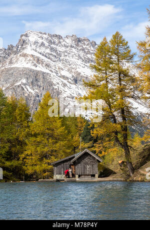 Capanna di legno sulla riva di Lai da Palpuogna (Palpuognasee), Bergun, Albula Pass, Canton Grigioni (cantone dei Grigioni), Svizzera, Europa Foto Stock