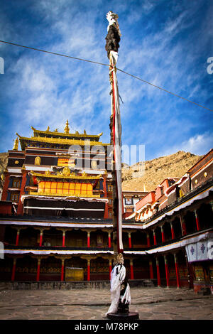 Tempio del cortile del monastero di Tashi Lhunpo Monastero, Shigatse, nel Tibet, Cina, Asia Foto Stock