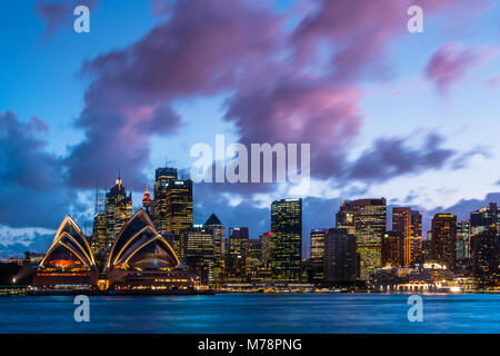 Sydney skyline della città e del porto compresa la Opera House al tramonto, Sydney, Nuovo Galles del Sud, Australia Pacific Foto Stock