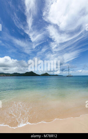 La bellissima acqua chiara a Rodney Bay, Santa Lucia, isole Windward, West Indies dei Caraibi e America centrale Foto Stock