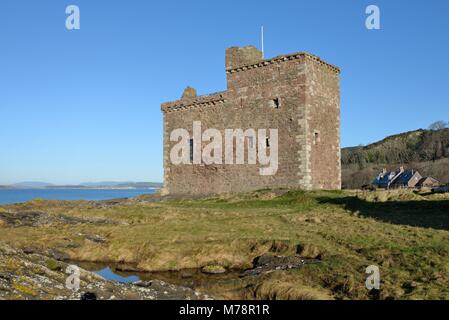 Portencross castello affacciato sul Firth of Clyde, noto anche come Castello Portincross, situato in Portencross, sulla costa ovest della Scozia, Regno Unito Foto Stock