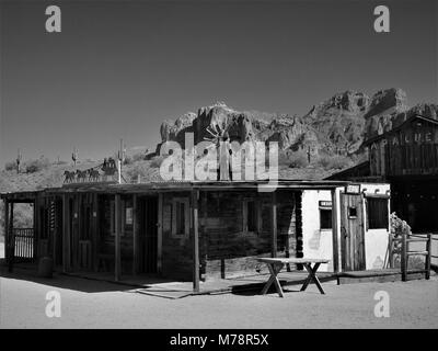 Old Apache terra set di film dagli anni '40 con Superstition montagna sullo sfondo. Questo è stato l'ambientazione per molti dei vecchi film Western. Foto Stock