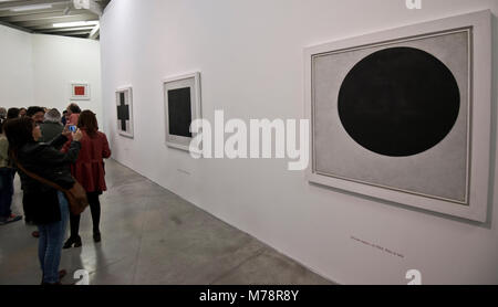 Kazimir Malevich mostra: croce nera, Quadrato nero e cerchio nero Foto Stock