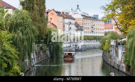 La barca turistica sul fiume Ljubljanica, Città Vecchia, Lubiana, Slovenia Foto Stock