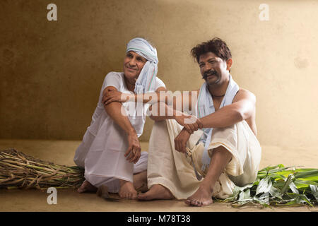 Due indiani agricoltore seduti insieme Foto Stock