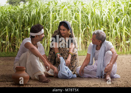 Donna che serve il pranzo per gli agricoltori nel campo Foto Stock