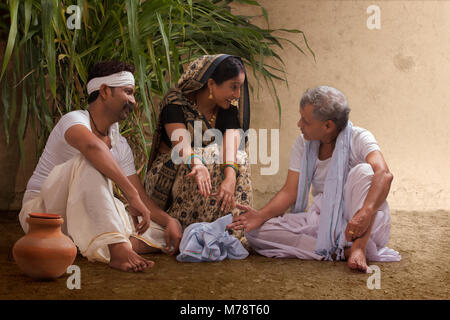 Rurale indiano agricoltore famiglia avente il pranzo nella loro fattoria Foto Stock