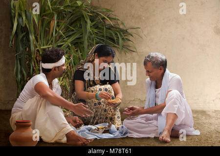 Indiana rurale agricoltore famiglia avente il pranzo nel campo Foto Stock