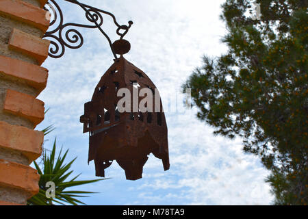Vecchia lampada araba o vecchia lanterna arabo appeso Foto Stock