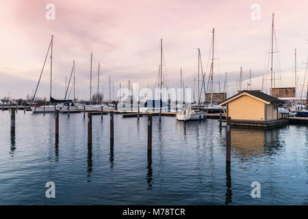 Sailing yacht ormeggiati in Muiderzand, piccola marina in area di Amsterdam, Paesi Bassi Foto Stock