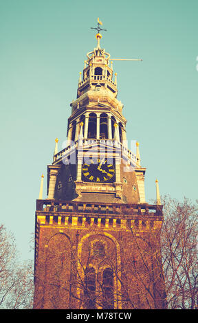 Esterno della Oude Kerk, la costruzione più antica di Amsterdam. Vintage foto dai toni con retro tonale filtro di correzione Foto Stock