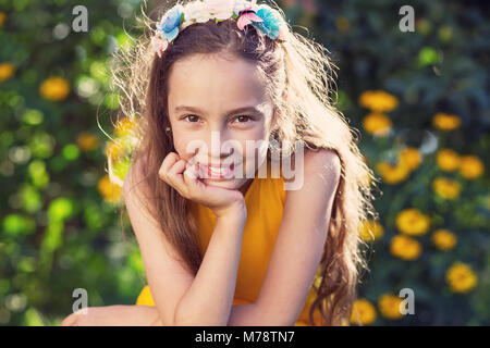 Bellezza ragazza felice all'aperto godendo la natura. Bellissima ragazza con i capelli lunghi sorridente alla giornata di sole. Tonica in colori caldi Foto Stock