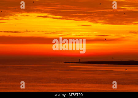 Sunrise a Banya faro (lontano de la banya), il delta del fiume Ebro, Catalogna, Spagna Foto Stock