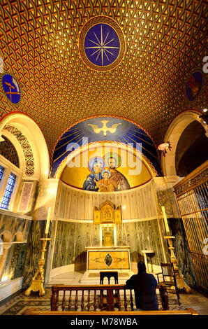 Londra, Inghilterra, Regno Unito. Cattedrale di Westminster - Cappella di San Giuseppe. Mosaico della Santa Famiglia (Chris Hobbs , 2003) Foto Stock