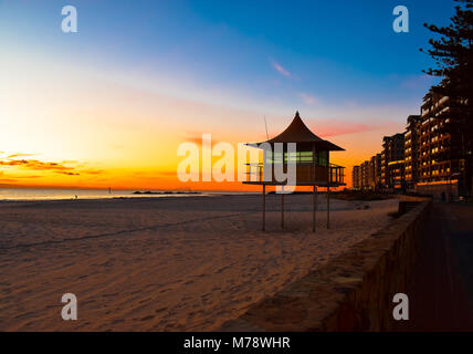 Torre bagnino durante il tramonto a Glenelg Beach Foto Stock