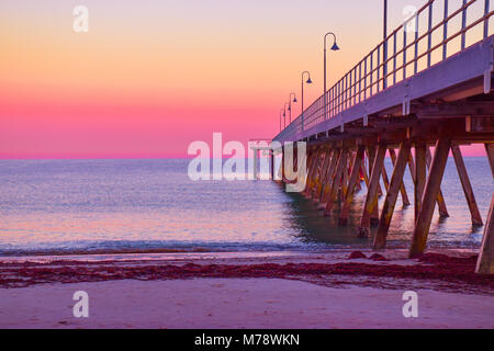 Rosa tramonto sul molo di Glenelg, Sud Australia Foto Stock