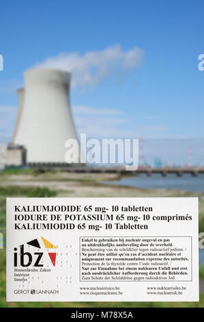 Doel centrale nucleare e delle compresse di ioduro per proteggere i residenti belga dalle ricadute radioattive in caso di incidente o di perdita in Belgio Foto Stock