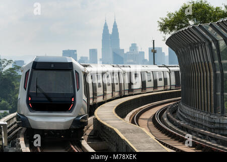 Kuala Lumpur Mass Rapid Transit (MRT) Treno in avvicinamento verso la telecamera. Sistema MRT costituente il componente principale del sistema ferroviario a Kuala Lumpur, Foto Stock