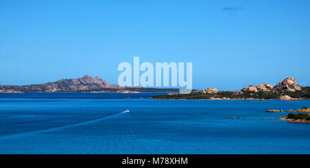 Una vista panoramica di La Maddalena, Santo Stefano e di Caprera isole, nello Stretto di Bonifacio, da Palau, in Sardegna, Italia Foto Stock