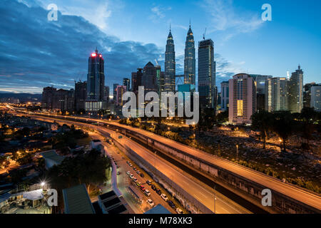 Kuala Lumpur skyline e grattacielo con autostrada strada notturna di Kuala Lumpur in Malesia. Asia. Foto Stock