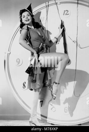 ANN MILLER (1923-2004) attrice statunitense in una pubblicità fotografia per contrassegnare il conto alla rovescia per il 1946. Foto Stock