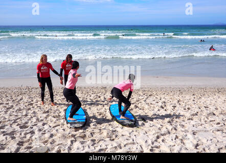 MUIZENBERG BEACH, Cape Town, Sud Africa - 9 March 2018 : scuola di surf a Muizenberg Beach, Città del Capo Foto Stock