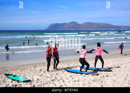 MUIZENBERG BEACH, Cape Town, Sud Africa - 9 March 2018 : scuola di surf a Muizenberg Beach, Città del Capo Foto Stock