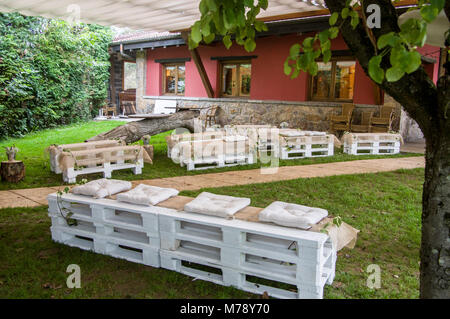 Centro giardino arredato per la festa di nozze con panche di legno in Jai Alai ristorante, Urrestilla, Paesi Baschi Foto Stock