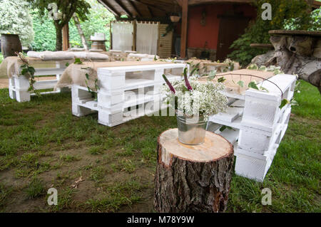 Centro giardino arredato per la festa di nozze con panche di legno in Jai Alai ristorante, Urrestilla, Paesi Baschi Foto Stock