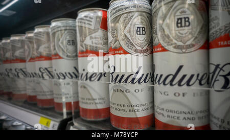 Le lattine di birra Budweiser da parte del fabbricante di birra Anheuser-Busch (AB) InvBev in un supermercato a New York martedì, 27 febbraio 2018. In anticipo di AB InBev quarto trimestre utile a essere rilasciata il 1 marzo. (© Richard B. Levine) Foto Stock