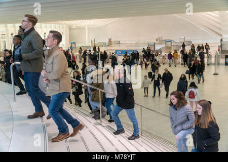 Gli eserciti di pendolari uscire dalla stazione di percorso e viaggiano attraverso il World Trade Center il Trasporto Hub su Sabato, 3 marzo 2018. (© Richard B. Levine) Foto Stock