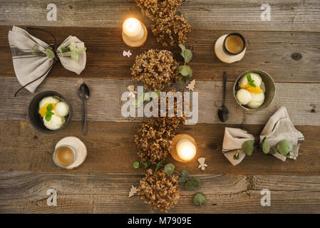 Menu di natale con orange gelati su una cena di gala nella tabella Foto Stock