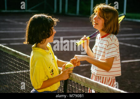 Felice Bambini ragazza mi congratulo con ogni altro dopo una partita di tennis al campo estivo in Vermont, Stati Uniti, Nord America. Foto Stock