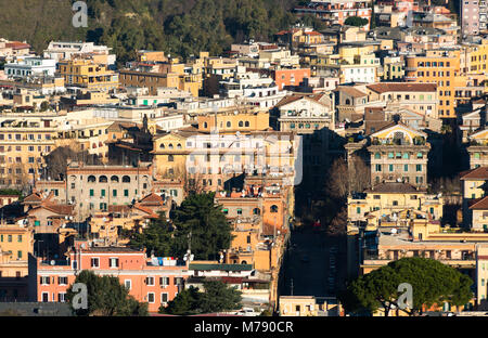 Roma proliferazione urbana visto dalla parte superiore della cattedrale di San Pietro. Città del Vaticano, Roma, Italia. Foto Stock