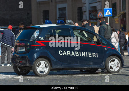 Carabinieri auto in Piazza San Pietro e la Città del Vaticano, Roma, Italia. Foto Stock