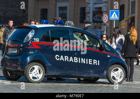 Carabinieri auto in Piazza San Pietro e la Città del Vaticano, Roma, Italia. Foto Stock