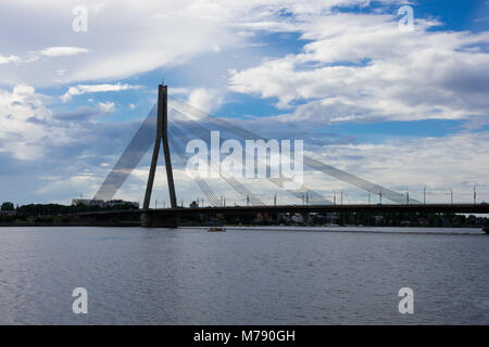 Fiume Daugava e ponte Vansu (Vansu inclinazioni). Riga, Lettonia Foto Stock