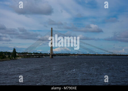 Fiume Daugava e ponte Vansu (Vansu inclinazioni). Riga, Lettonia Foto Stock