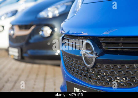 NUERNBERG / Germania - 4 Marzo 2018: Opel logo su una vettura ad un Opel concessionaria auto in Germania. Opel Automobile GmbH è un tedesco produttore di automobili. Foto Stock